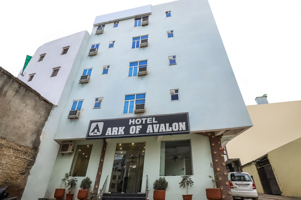 Capital O 9669 AoA Palace, Airport Delhi, Delhi Transit