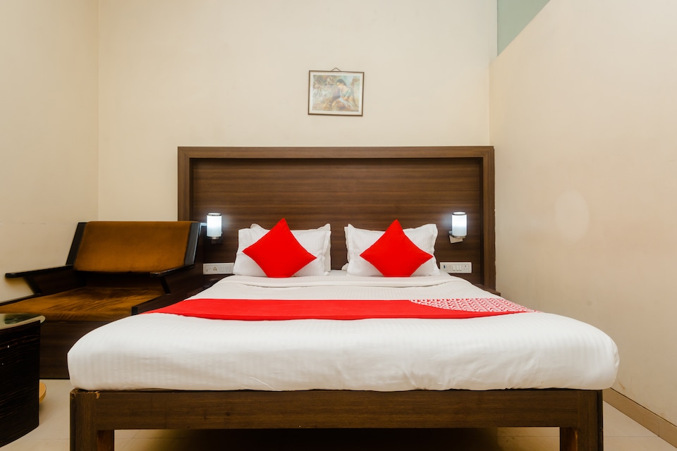OYO 10382 Hotel Saffron Suites, Mumbai Borivali-Dahisar-Mira Road, Mumbai