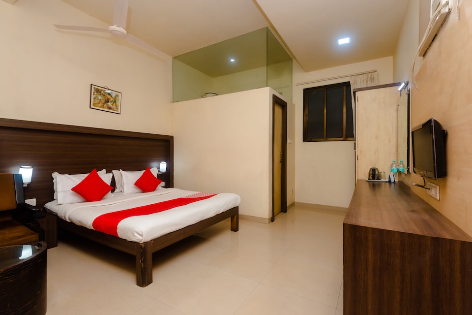 OYO 10382 Hotel Saffron Suites, Mumbai Borivali-Dahisar-Mira Road, Mumbai