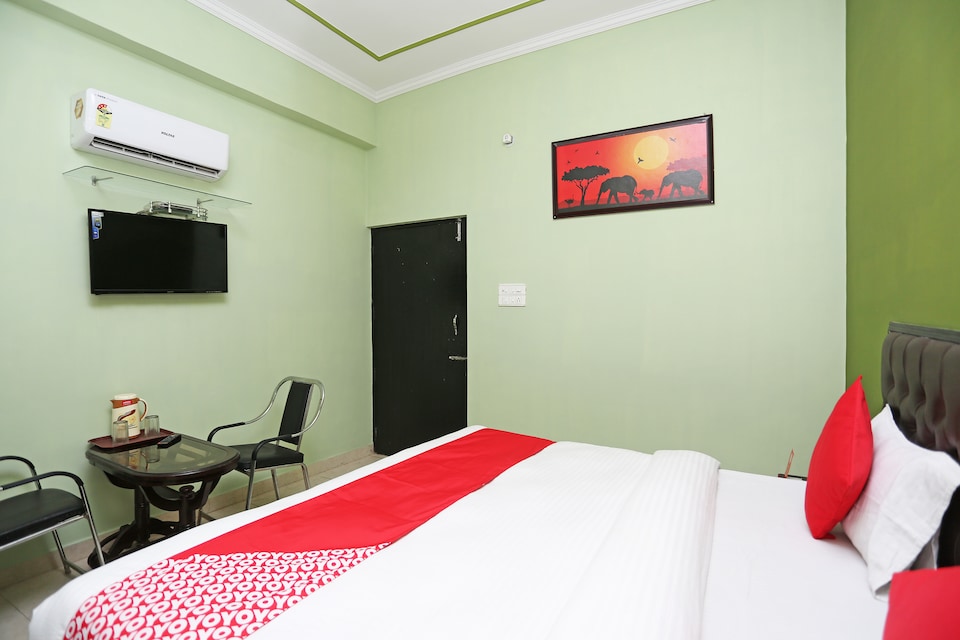 OYO 10827 Hotel Dev Bhoomi, Satellite Bus Stand Bareilly, Bareilly
