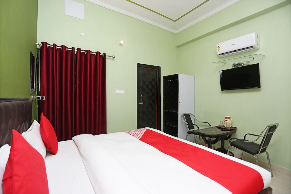 OYO 10827 Hotel Dev Bhoomi, Satellite Bus Stand Bareilly, Bareilly