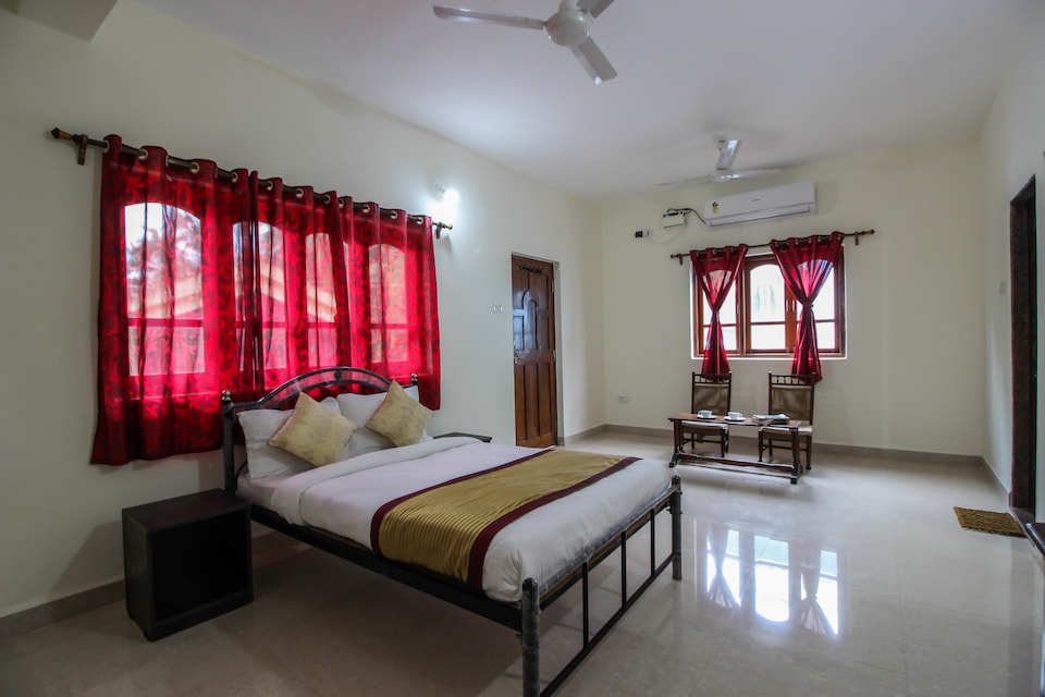 OYO Home 10741 Spacious 4 BHK, Candolim Goa, Goa
