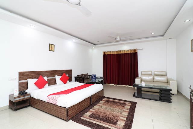 OYO Hotel Lotus Park Near Bestech Central Square Mall