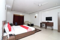 OYO Hotel Lotus Park Near Bestech Central Square Mall