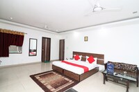 OYO Hotel Lotus Park Near Bestech Central Square Mall