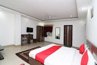 OYO Hotel Lotus Park Near Bestech Central Square Mall