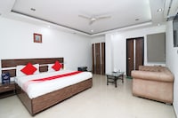 OYO Hotel Lotus Park Near Bestech Central Square Mall