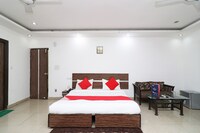 OYO Hotel Lotus Park Near Bestech Central Square Mall