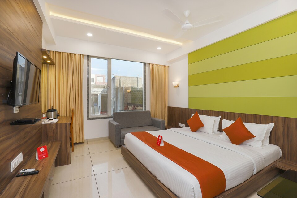 Capital O 9687 Hotel Avista, Alkapuri Vadodara, Vadodara