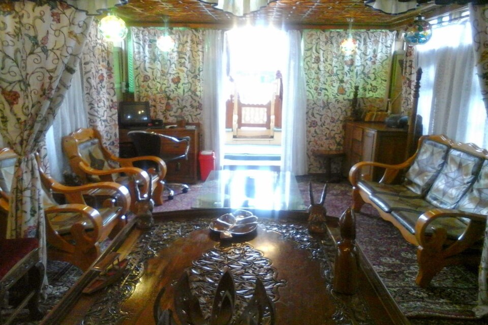 OYO Houseboat Robinhood, Rajbagh, Srinagar
