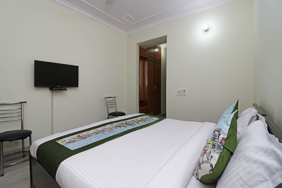 OYO Flagship Hotel Apple Pie Near Botanic Garden of Indian Republic, Noida City, Noida