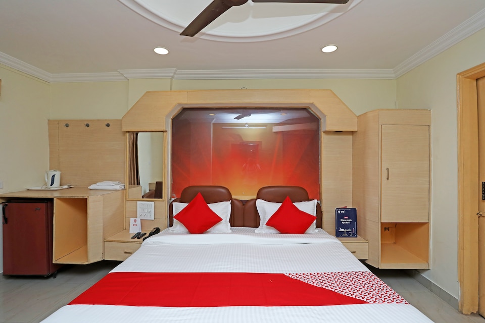OYO 18871 Hotel Giriraj, Station Road - Raipur, Raipur