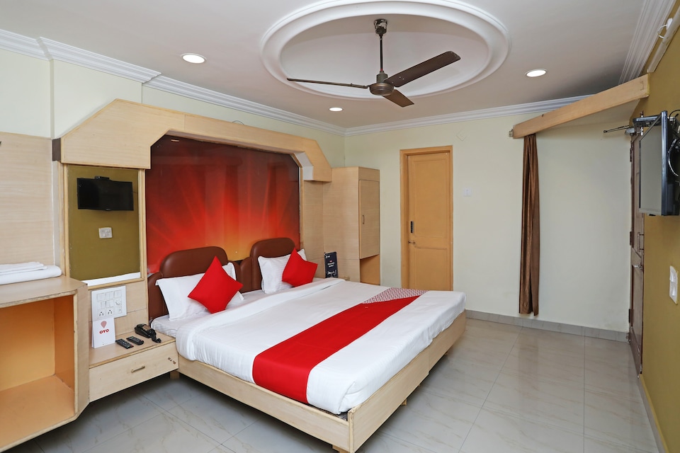 OYO 18871 Hotel Giriraj, Station Road - Raipur, Raipur