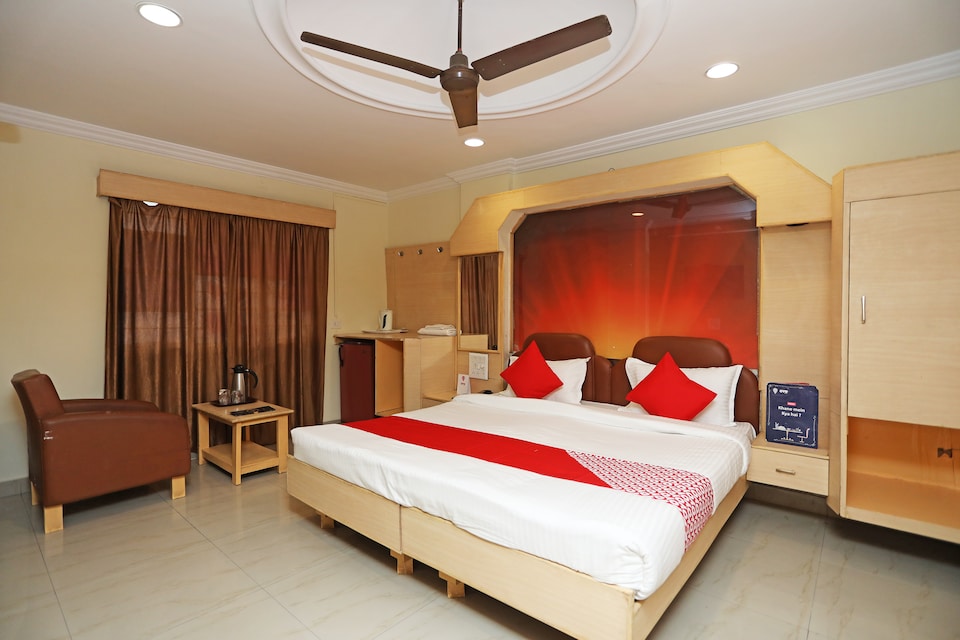 OYO 18871 Hotel Giriraj, Station Road - Raipur, Raipur