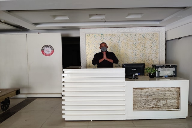 POP Amity Couple Rooms Near Botanic Garden Of Indian Republic