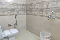 POP Amity Couple Rooms Near Botanic Garden Of Indian Republic