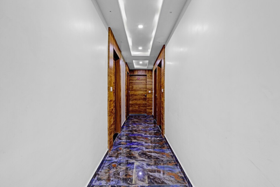 Collection O 84057 Hotel Red Rose, Alkapuri Vadodara, Vadodara