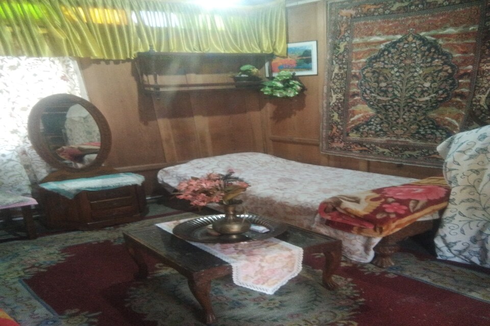 SPOT ON 84118 H B Shahzada Forty Seven, Rajbagh, Srinagar