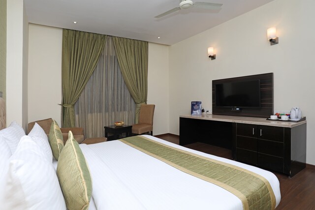 OYO Hotel Glitz Westend Inn