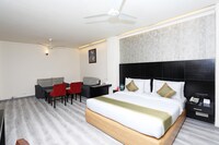 OYO Hotel Glitz Westend Inn