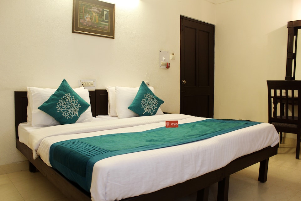 OYO 1334 Hotel Sunrise Guest House, Noida City Metro, Noida