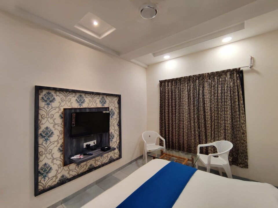 OYO 84273 Hotel Sharda Executives, Phaltan, Pune