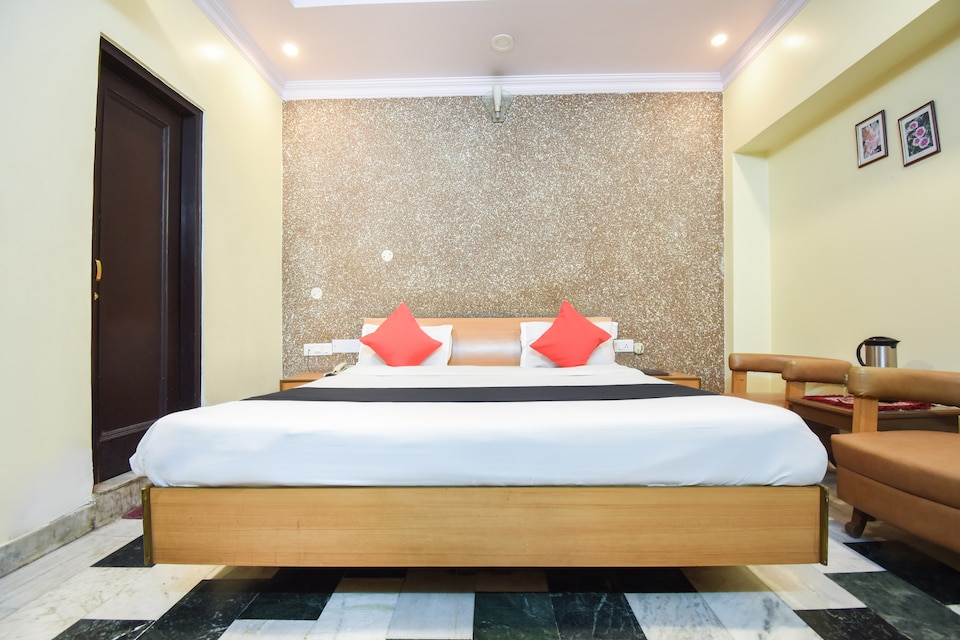 Capital O 10111 Hotel Roopa International, Golden Temple Road Amritsar, Amritsar