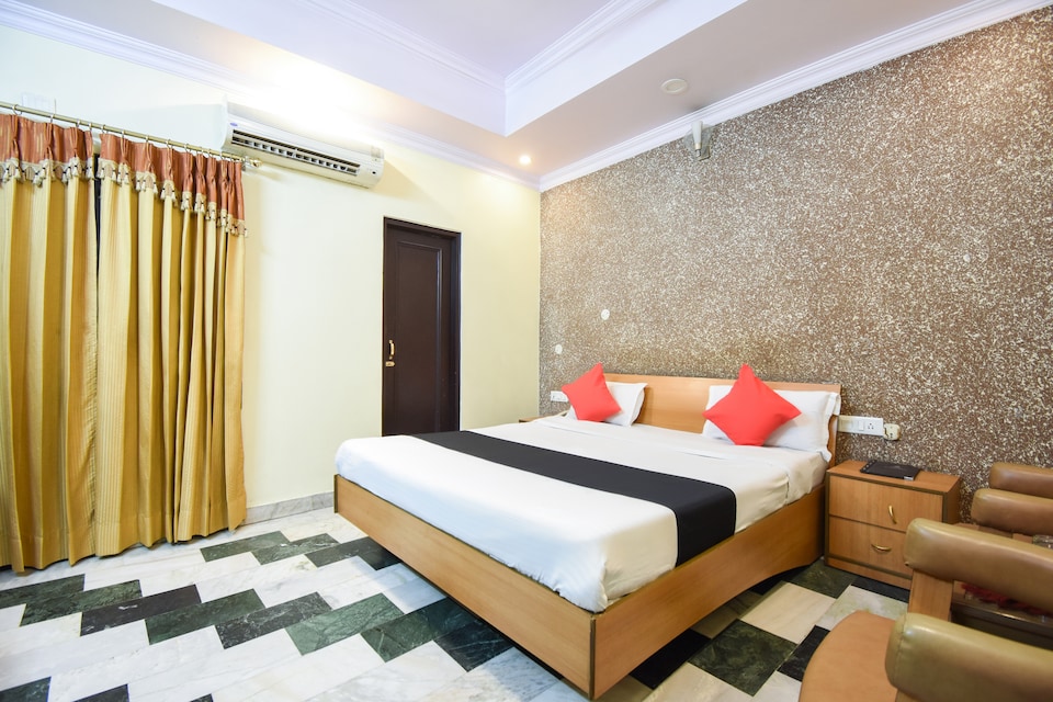 Capital O 10111 Hotel Roopa International, Golden Temple Road Amritsar, Amritsar