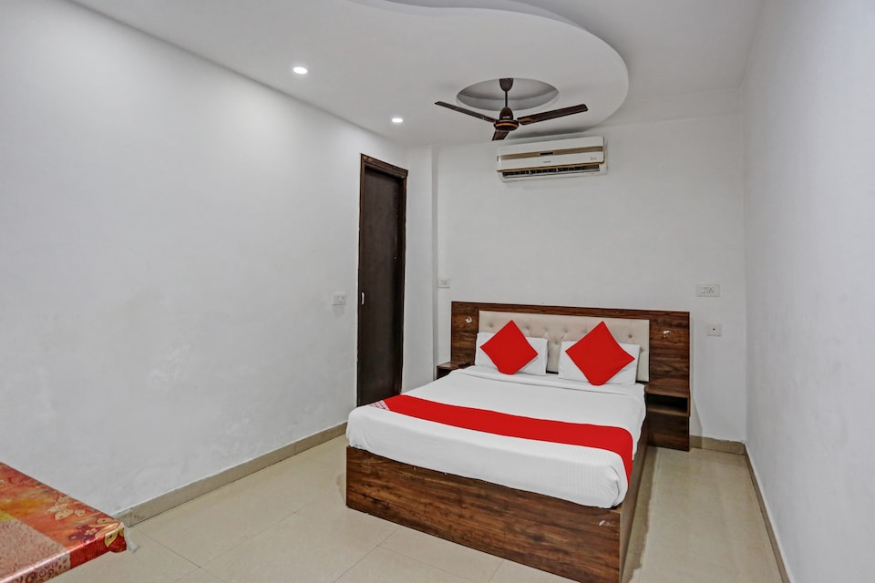 OYO Townhouse Hotel Grand Near Badarpur Border Metro Station, Greater Kailash Delhi, Delhi
