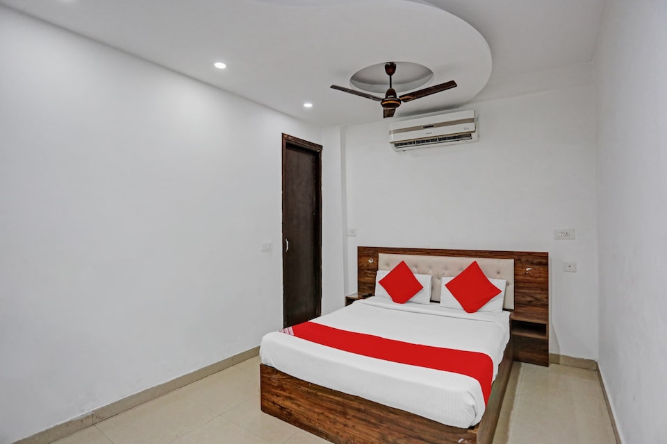 OYO Townhouse Hotel Grand Near Badarpur Border Metro Station, Greater Kailash Delhi, Delhi