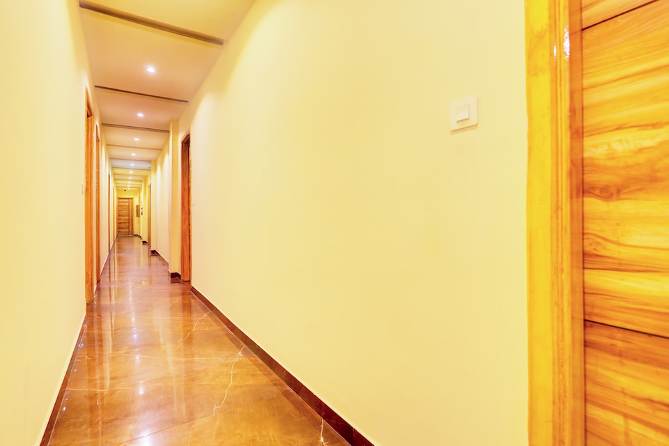 OYO Hotel O Alpine Inn, Golden Temple Road Amritsar, अमृतसर