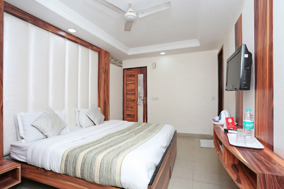Hotel O F FIVE, Nehru Place, Delhi