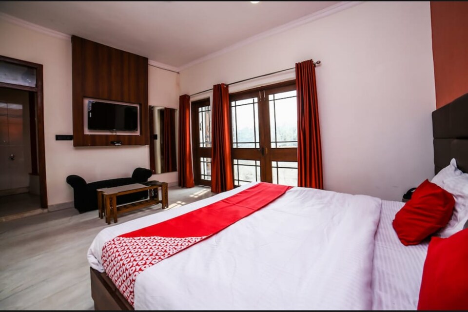OYO SK Crown Near PVR Vikaspuri Delhi, Rajouri Garden Delhi, Delhi