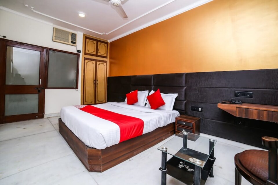 OYO SK Crown Near PVR Vikaspuri Delhi, Rajouri Garden Delhi, Delhi