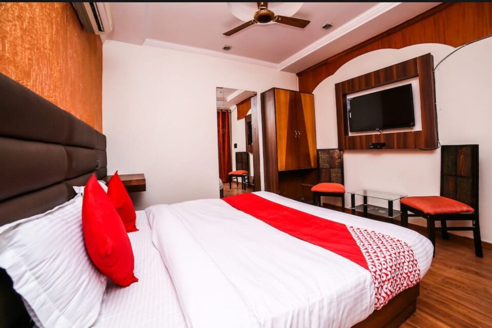 OYO SK Crown Near PVR Vikaspuri Delhi, Rajouri Garden Delhi, Delhi