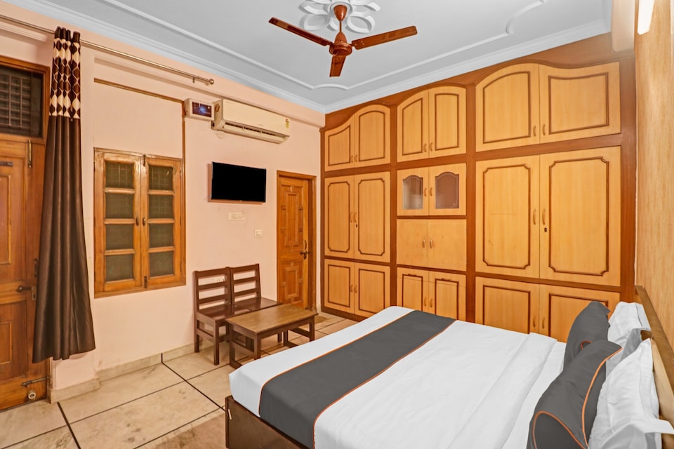 Capital O Hotel Moonlight Inn Near Samaypur Badli Metro Station, Rohini Delhi, Delhi