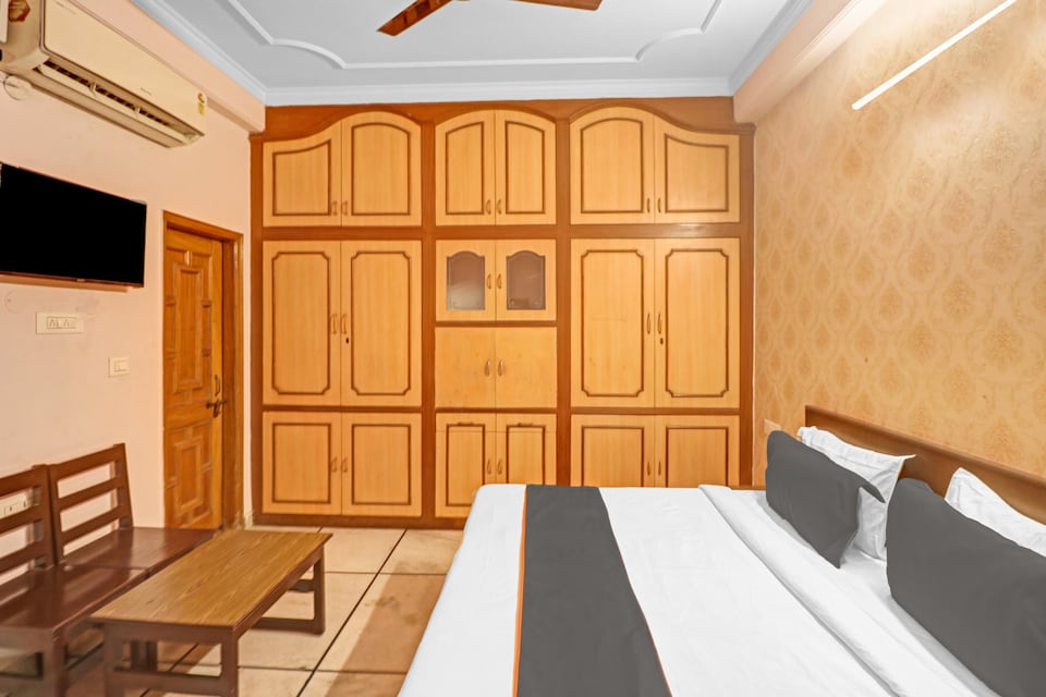 Capital O Hotel Moonlight Inn Near Samaypur Badli Metro Station, Rohini Delhi, Delhi