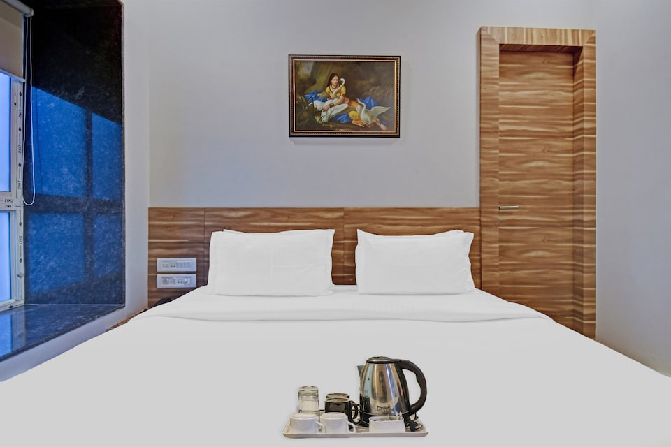 Super Townhouse Hotel All In One Near City Centre Salt Lake, Salt Lake Kolkata, Kolkata