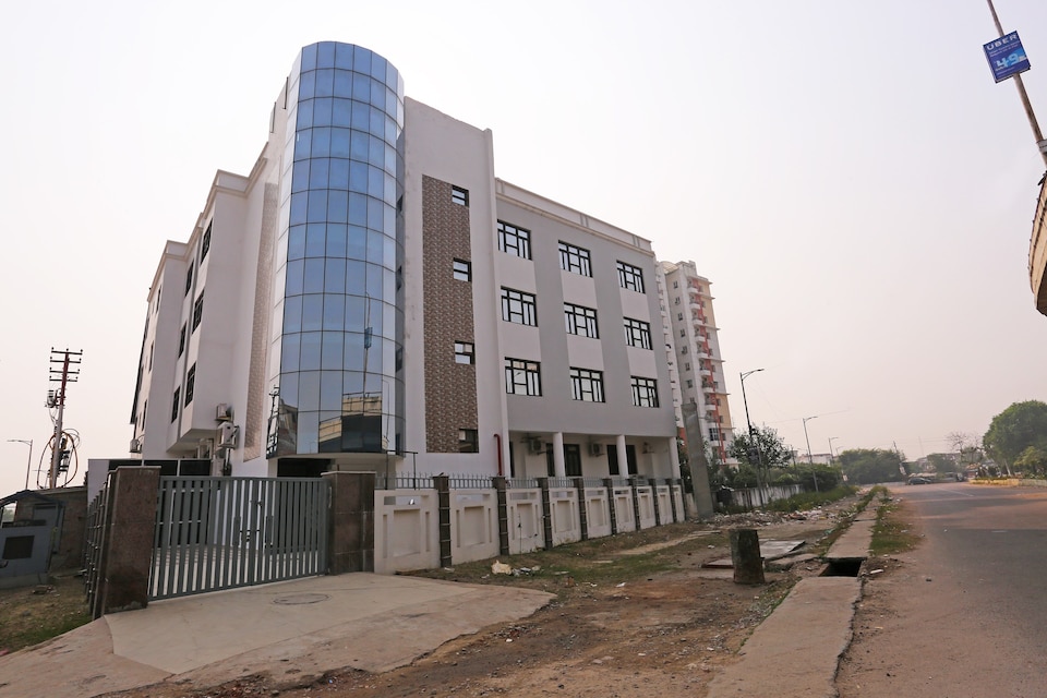 Capital O 10060 Hotel The Leaf, Gomti Nagar Extension Lucknow, Lucknow