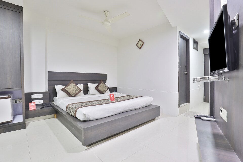 OYO 1360 Hotel Cross Road, Race Course Rajkot, Rajkot