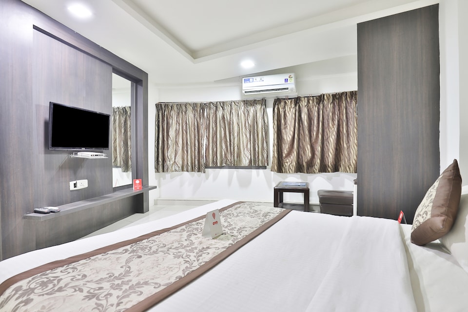 OYO 1360 Hotel Cross Road, Race Course Rajkot, Rajkot