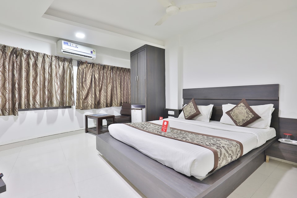OYO 1360 Hotel Cross Road, Race Course Rajkot, Rajkot