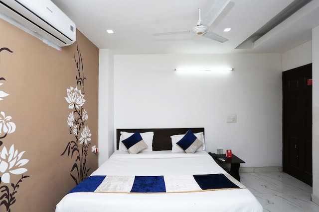 OYO Hotel Golden Tree Near Dwarka Sector 12 Metro Station