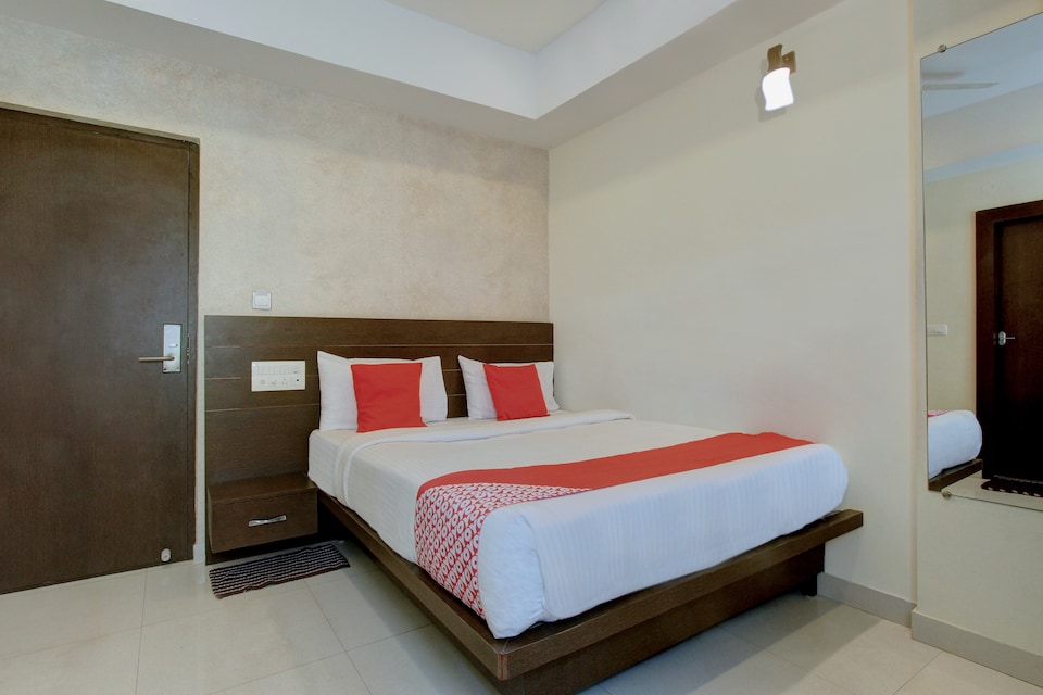 OYO 11414 Hotel Silver Suites, Chikmagalur, Chikmagalur