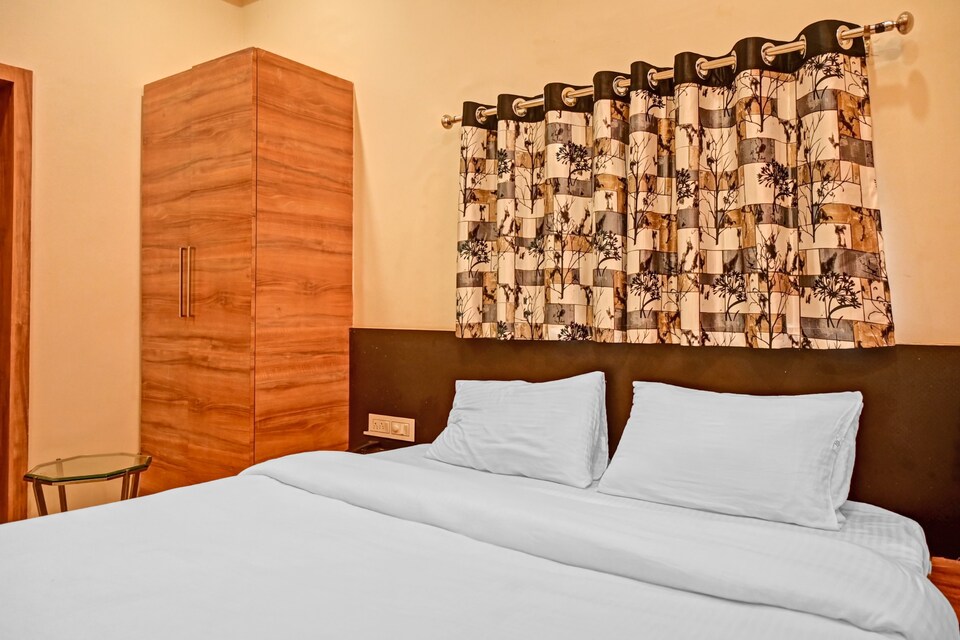 Capital O G V Guest House, Godowlia, Varanasi
