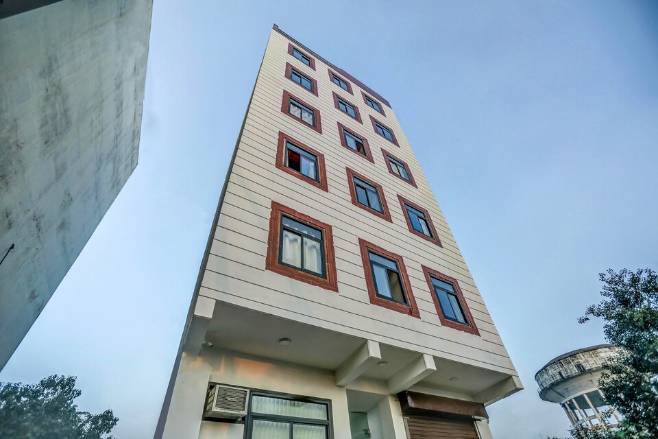 OYO Townhouse 736 Hotel Corporate Suites, Noida City, नोएडा