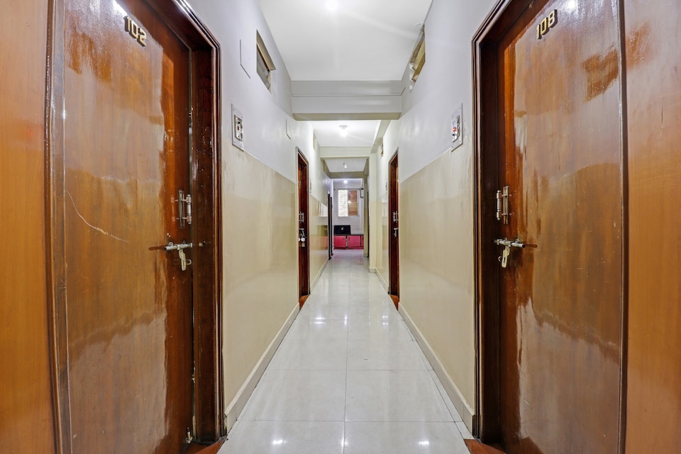 Hotel O National Deluxe Lodge, Majestic Bangalore, Bangalore