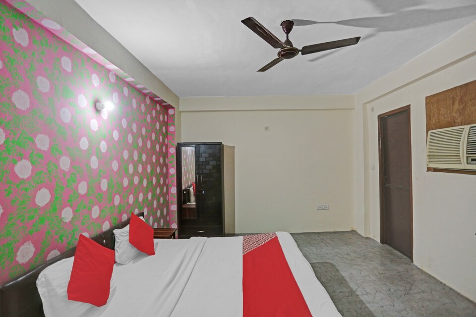 OYO Ak Residency 2 Near Iskcon Temple Noida, Noida City, Noida