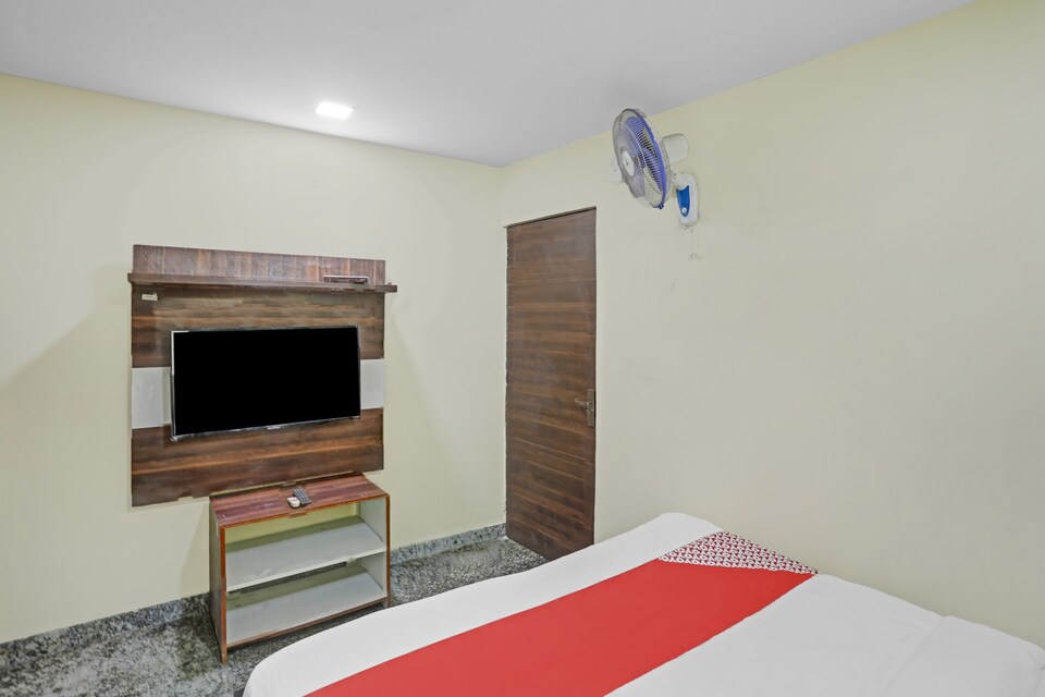 OYO New Park View Near Adarsh Nagar Metro Station, North Delhi, दिल्ली