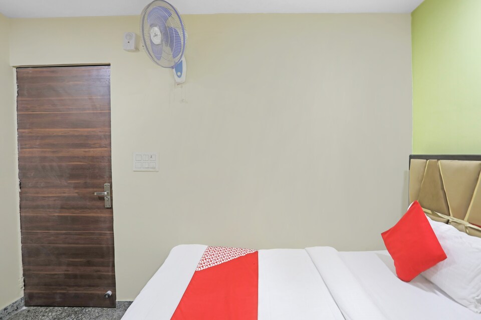 OYO New Park View Near Adarsh Nagar Metro Station, North Delhi, दिल्ली